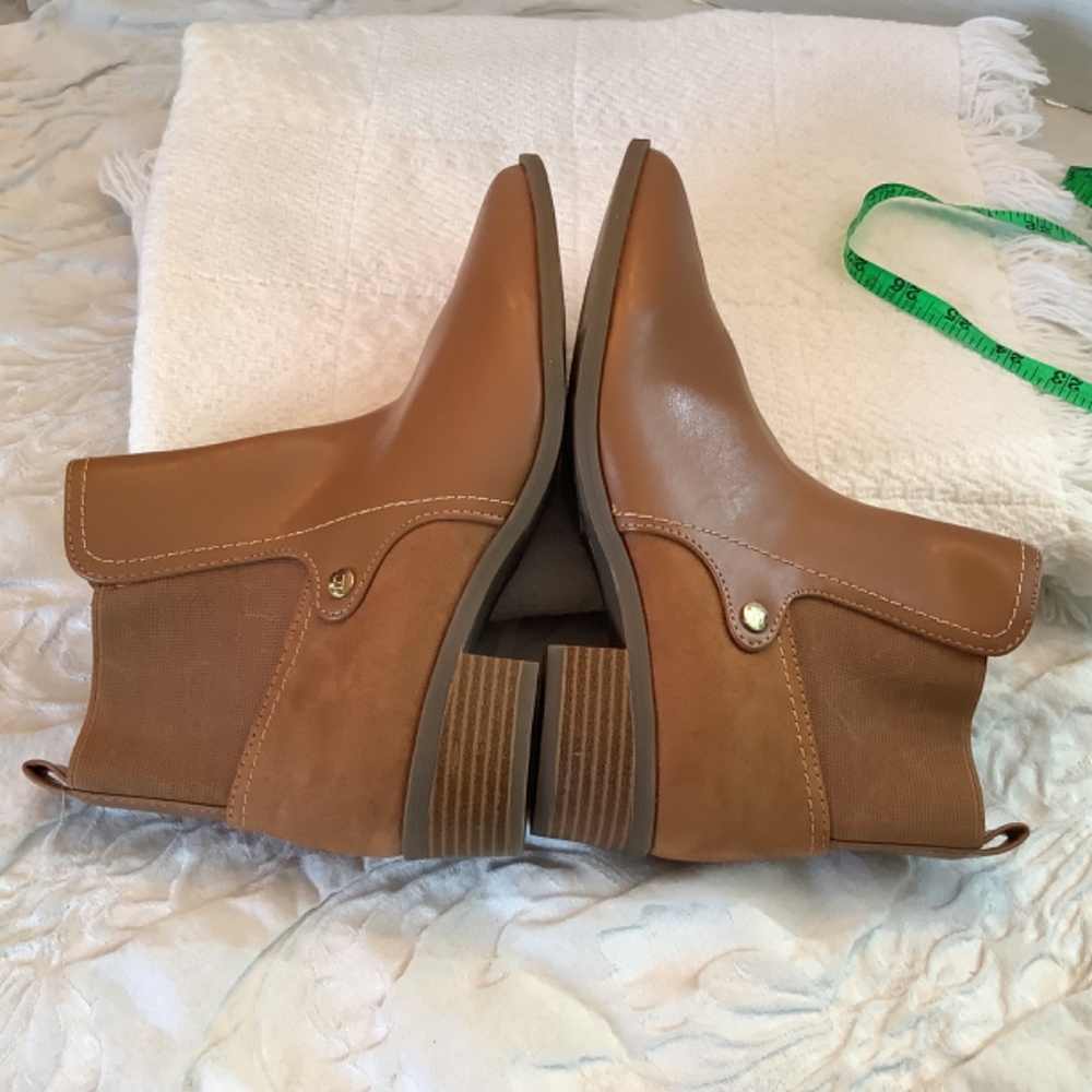 NWOT Liz Claiborne‎ Barrington ankle  booties sz 6 honey memory foam - Picture 8 of 12